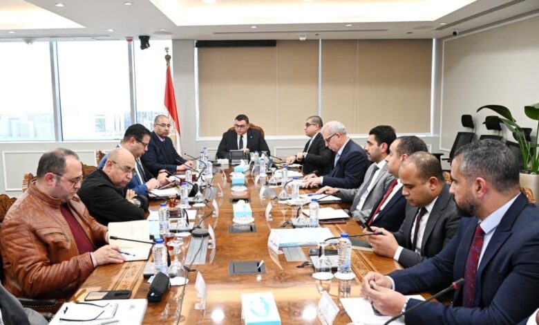 وزير الإسكان يتابع موقف مشروعات المرافق بالأراضي المضافة لعدد من المدن الجديدة