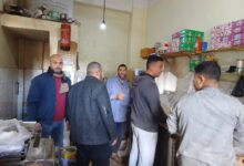 تخاريف صيام .. حكايات حارتنا ( ٤ ) " زقاق المدق " .. هنا عاشت حميدة وعباس الحلو عبدالناصر محمد "زقاق المدق" هو حارة ضيقة مسدودة متفرعة من شارع الصنادقية المتفرع بدوره من شارع المعز بالقرب من خان الخليلى بحى الجمالية ، سُمى هذا الزقاق بهذا الإسم " المدق " نسبة إلى صوت "الدق" المتواصل، الذي كان يُسمع فى الزقاق نتيجة طحن حبوب العطارة يدوياً فى الماضى قبل إختراع الآلات الحديثة للطحن ، ولذلك كانت حبوب العطارة تُدق باستخدام الأدوات التقليدية ، كان هذا الدق يُسمع في كافة أرجاء الزقاق، مما أكسبه الاسم "المدق"، الذي يعكس طبيعة الأنشطة التى كانت تمارس فيه ، حيث كان الزقاق مركزاً رئيسياً لتجارة منتجات العطارة ولصناعة للعطور والبخور ، لذلك كانت تفوح منه الروائح الزكية. "زقاق المدق" معلمًا ثقافيًا شهيرًا بسبب ارتباطه برواية الأديب الكبير نجيب محفوظ التى تحمل نفس الإسم والتى نشرت عام ١٩٤٧ ، ثم تحولت فى عام ١٩٦٣ إلى فيلم سينمائى شهير للمخرج حسن الإمام بطولة الفنانة شادية التى جسدت دور " حميدة " تلك الفتاة المتمردة ، والفنان صلاح قابيل الذى لعب دور " عباس الحلو " ابن البلد الأصيل. الزقاق بشكل عام هو عبارة عن طريق أو ممر ضيق سواء نافذا أو غير نافذ ، أما زقاق المدق فهو من النوع غير النافذ أو المسدود كما ذكرنا وهو ذو أرضية حجرية قديمة ومازال محتفظا بعبق القاهرة الفاطمية وكذلك المملوكية وتم تصنيفه عن طريق اليونسكو كإرث عالمى. من المعالم الشهيرة بهذا الزقاق التاريخى ذلك المقهى القديمة التى كان يطلق عليه مقهى " كرشة " والذى تحول إسمه الآن إلى مقهى زقاق المدق ، تم تخليد مقهى كرشة عن طريق الروائى العظيم فى روايته ، وتحولت الآن لمزار لمحبى الأدب حيث كان نجيب محفوظ يجلس على المقهى يحتسى فنجان القهوة السادة لإستلهام شخصيات روايته الشهيرة ، ولازال المقهى يحتفظ بلوحة اسم الزقاق لحمايتها حيث يتم عرضها للزوار. قبل أن يصبح الزقاق مزاراً أدبياً، كان يشتهر بكثرة الصنايعية حيث كان يضم أمهر صناع الحصير اليدوى وتطريز الحرير حيث كانت كسوة الكعبة المشرفة فى بعض العصور تمر بمناطق قريبة من الجمالية ، وكان عمال الزقاق يشاركون فى بعض الحرف التكميلية المرتبطة بها. بسبب ضيق الزقاق وتفرعه من شارع الصناديقية، يروى السكان حكايات عن سياح ضلوا طريقهم في "متاهة القاهرة المعزية" لينتهى بهم المطاف دائماً عند لوحة الزقاق الشهيرة ، ويتحول الزقاق إلى فخ جميل يخطف الزائر من ضجيج العصر الحالى إلى هدوء العصور السابقة حيث يشعر الزائر للزقاق أن الزمن عاد به عصر المماليك حيث مازال الزقاق يحتفظ بعبق الأزمنة السابقة.