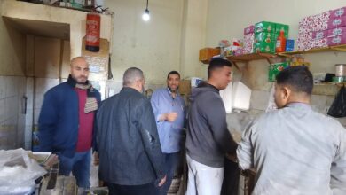 تخاريف صيام .. حكايات حارتنا ( ٤ ) " زقاق المدق " .. هنا عاشت حميدة وعباس الحلو عبدالناصر محمد "زقاق المدق" هو حارة ضيقة مسدودة متفرعة من شارع الصنادقية المتفرع بدوره من شارع المعز بالقرب من خان الخليلى بحى الجمالية ، سُمى هذا الزقاق بهذا الإسم " المدق " نسبة إلى صوت "الدق" المتواصل، الذي كان يُسمع فى الزقاق نتيجة طحن حبوب العطارة يدوياً فى الماضى قبل إختراع الآلات الحديثة للطحن ، ولذلك كانت حبوب العطارة تُدق باستخدام الأدوات التقليدية ، كان هذا الدق يُسمع في كافة أرجاء الزقاق، مما أكسبه الاسم "المدق"، الذي يعكس طبيعة الأنشطة التى كانت تمارس فيه ، حيث كان الزقاق مركزاً رئيسياً لتجارة منتجات العطارة ولصناعة للعطور والبخور ، لذلك كانت تفوح منه الروائح الزكية. "زقاق المدق" معلمًا ثقافيًا شهيرًا بسبب ارتباطه برواية الأديب الكبير نجيب محفوظ التى تحمل نفس الإسم والتى نشرت عام ١٩٤٧ ، ثم تحولت فى عام ١٩٦٣ إلى فيلم سينمائى شهير للمخرج حسن الإمام بطولة الفنانة شادية التى جسدت دور " حميدة " تلك الفتاة المتمردة ، والفنان صلاح قابيل الذى لعب دور " عباس الحلو " ابن البلد الأصيل. الزقاق بشكل عام هو عبارة عن طريق أو ممر ضيق سواء نافذا أو غير نافذ ، أما زقاق المدق فهو من النوع غير النافذ أو المسدود كما ذكرنا وهو ذو أرضية حجرية قديمة ومازال محتفظا بعبق القاهرة الفاطمية وكذلك المملوكية وتم تصنيفه عن طريق اليونسكو كإرث عالمى. من المعالم الشهيرة بهذا الزقاق التاريخى ذلك المقهى القديمة التى كان يطلق عليه مقهى " كرشة " والذى تحول إسمه الآن إلى مقهى زقاق المدق ، تم تخليد مقهى كرشة عن طريق الروائى العظيم فى روايته ، وتحولت الآن لمزار لمحبى الأدب حيث كان نجيب محفوظ يجلس على المقهى يحتسى فنجان القهوة السادة لإستلهام شخصيات روايته الشهيرة ، ولازال المقهى يحتفظ بلوحة اسم الزقاق لحمايتها حيث يتم عرضها للزوار. قبل أن يصبح الزقاق مزاراً أدبياً، كان يشتهر بكثرة الصنايعية حيث كان يضم أمهر صناع الحصير اليدوى وتطريز الحرير حيث كانت كسوة الكعبة المشرفة فى بعض العصور تمر بمناطق قريبة من الجمالية ، وكان عمال الزقاق يشاركون فى بعض الحرف التكميلية المرتبطة بها. بسبب ضيق الزقاق وتفرعه من شارع الصناديقية، يروى السكان حكايات عن سياح ضلوا طريقهم في "متاهة القاهرة المعزية" لينتهى بهم المطاف دائماً عند لوحة الزقاق الشهيرة ، ويتحول الزقاق إلى فخ جميل يخطف الزائر من ضجيج العصر الحالى إلى هدوء العصور السابقة حيث يشعر الزائر للزقاق أن الزمن عاد به عصر المماليك حيث مازال الزقاق يحتفظ بعبق الأزمنة السابقة.