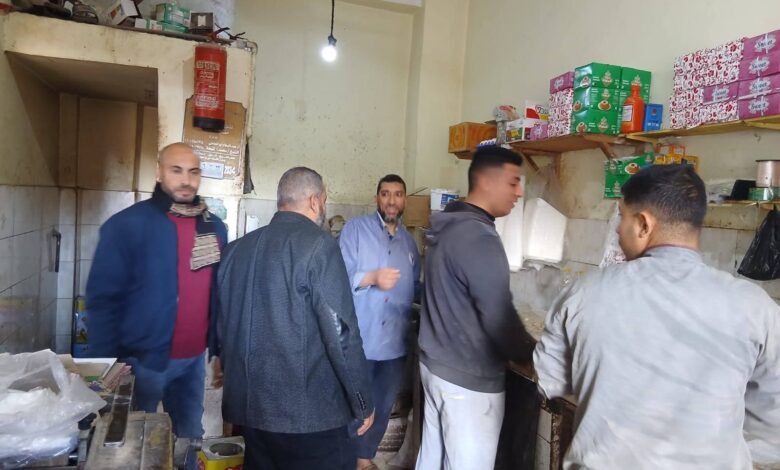 تخاريف صيام .. حكايات حارتنا ( ٤ ) " زقاق المدق " .. هنا عاشت حميدة وعباس الحلو عبدالناصر محمد "زقاق المدق" هو حارة ضيقة مسدودة متفرعة من شارع الصنادقية المتفرع بدوره من شارع المعز بالقرب من خان الخليلى بحى الجمالية ، سُمى هذا الزقاق بهذا الإسم " المدق " نسبة إلى صوت "الدق" المتواصل، الذي كان يُسمع فى الزقاق نتيجة طحن حبوب العطارة يدوياً فى الماضى قبل إختراع الآلات الحديثة للطحن ، ولذلك كانت حبوب العطارة تُدق باستخدام الأدوات التقليدية ، كان هذا الدق يُسمع في كافة أرجاء الزقاق، مما أكسبه الاسم "المدق"، الذي يعكس طبيعة الأنشطة التى كانت تمارس فيه ، حيث كان الزقاق مركزاً رئيسياً لتجارة منتجات العطارة ولصناعة للعطور والبخور ، لذلك كانت تفوح منه الروائح الزكية. "زقاق المدق" معلمًا ثقافيًا شهيرًا بسبب ارتباطه برواية الأديب الكبير نجيب محفوظ التى تحمل نفس الإسم والتى نشرت عام ١٩٤٧ ، ثم تحولت فى عام ١٩٦٣ إلى فيلم سينمائى شهير للمخرج حسن الإمام بطولة الفنانة شادية التى جسدت دور " حميدة " تلك الفتاة المتمردة ، والفنان صلاح قابيل الذى لعب دور " عباس الحلو " ابن البلد الأصيل. الزقاق بشكل عام هو عبارة عن طريق أو ممر ضيق سواء نافذا أو غير نافذ ، أما زقاق المدق فهو من النوع غير النافذ أو المسدود كما ذكرنا وهو ذو أرضية حجرية قديمة ومازال محتفظا بعبق القاهرة الفاطمية وكذلك المملوكية وتم تصنيفه عن طريق اليونسكو كإرث عالمى. من المعالم الشهيرة بهذا الزقاق التاريخى ذلك المقهى القديمة التى كان يطلق عليه مقهى " كرشة " والذى تحول إسمه الآن إلى مقهى زقاق المدق ، تم تخليد مقهى كرشة عن طريق الروائى العظيم فى روايته ، وتحولت الآن لمزار لمحبى الأدب حيث كان نجيب محفوظ يجلس على المقهى يحتسى فنجان القهوة السادة لإستلهام شخصيات روايته الشهيرة ، ولازال المقهى يحتفظ بلوحة اسم الزقاق لحمايتها حيث يتم عرضها للزوار. قبل أن يصبح الزقاق مزاراً أدبياً، كان يشتهر بكثرة الصنايعية حيث كان يضم أمهر صناع الحصير اليدوى وتطريز الحرير حيث كانت كسوة الكعبة المشرفة فى بعض العصور تمر بمناطق قريبة من الجمالية ، وكان عمال الزقاق يشاركون فى بعض الحرف التكميلية المرتبطة بها. بسبب ضيق الزقاق وتفرعه من شارع الصناديقية، يروى السكان حكايات عن سياح ضلوا طريقهم في "متاهة القاهرة المعزية" لينتهى بهم المطاف دائماً عند لوحة الزقاق الشهيرة ، ويتحول الزقاق إلى فخ جميل يخطف الزائر من ضجيج العصر الحالى إلى هدوء العصور السابقة حيث يشعر الزائر للزقاق أن الزمن عاد به عصر المماليك حيث مازال الزقاق يحتفظ بعبق الأزمنة السابقة.