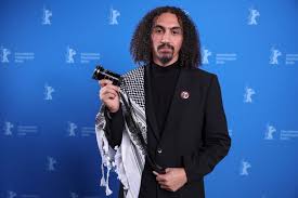 وزير ألماني يغادر " مهرجان برلين السينمائي بسبب المخرج عبد الله الخطيب