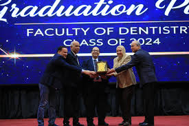 رئيس جامعة كفر الشيخ يشهد حفل تخريج الدفعة السادسة بكلية طب الفم والأسنان