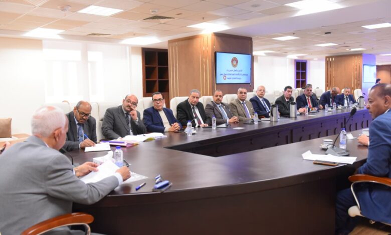 وزير العمل خلال لقائه مع قيادات من الاتحاد العام لنقابات عمال مصر:الوزارة هي "بيت العمال"