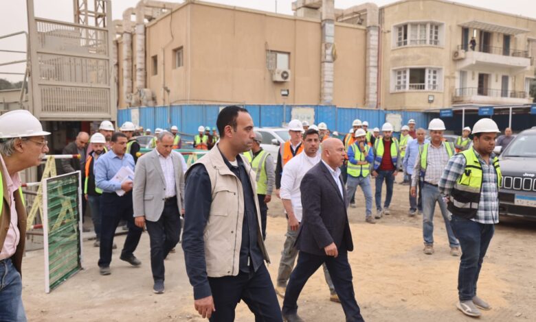 كسر في ماسورة مياه وهبوط أرضي بجوار أحد العقارات بمنطقة مصر القديمة