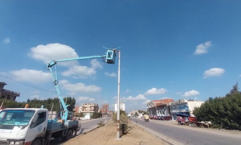 تركيب 37 عمود إنارة بعاصمة المحافظة ضمن مبادرة «كفرالشيخ بتنور»