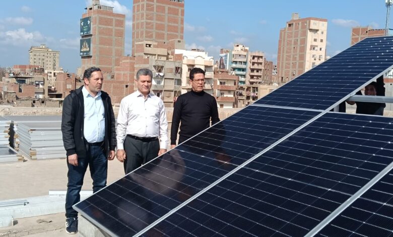 رئيس جامعة بنها يتفقد تنفيذ محطة للطاقة الشمسية الكهروضوئية