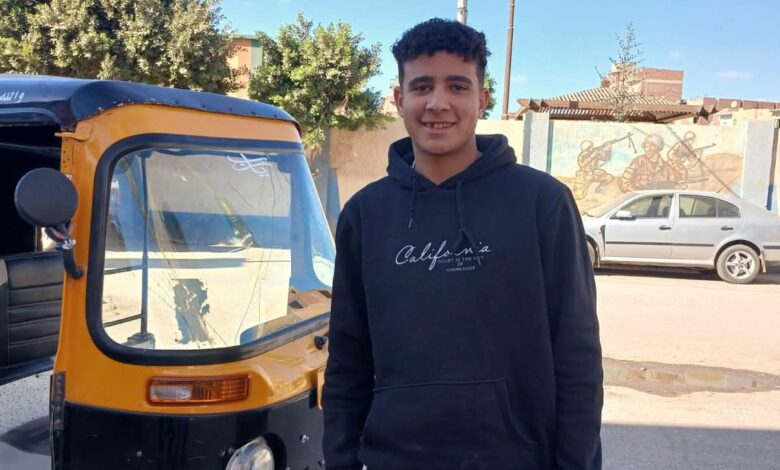 سائق التوك توك بقرية الشقر بالفشنبعثر على حافظة نقود ويسملها اأصحاتها