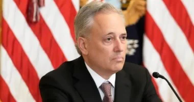 مستشار ترامب يدعو للانسحاب من حرب إيران قبل فوات الأوان