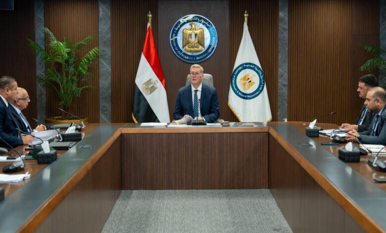 وزير البترول والثروة المعدنية يبحث تنفيذ المسح الجوي الشامل للمعادن في مصر