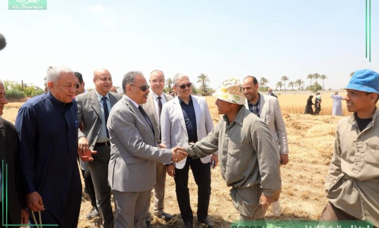 محافظ الشرقيه يشهد اعمال موسم حصاد القمح بحقول ابو سمران