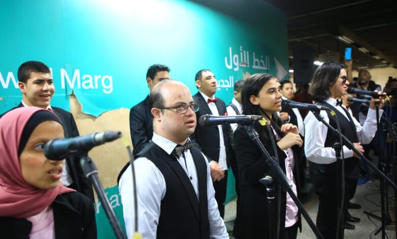 عرض فني غنائي مبهر لذوي القدرات الخاصة يُسعد جمهور الركاب بمحطة مترو جمال عبد الناصر