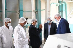 محافظ قنا والقنصل العام الروسي يتفقدان مشروعات استثمارية وصناعية