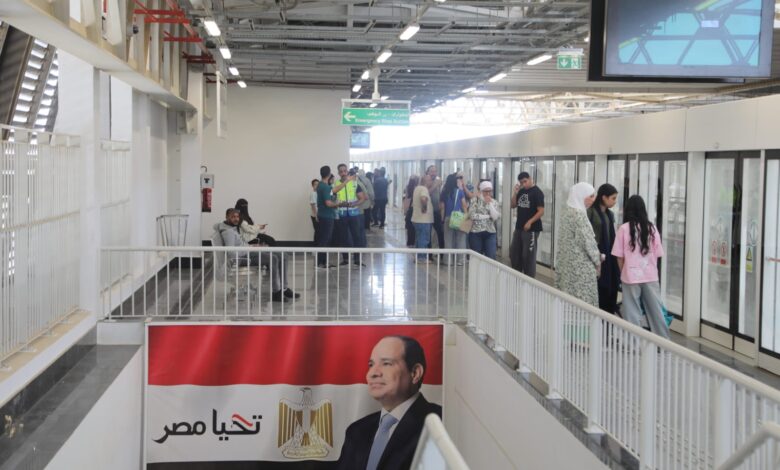 إقبالاً كبيراً وتوافداً مستمراً من المواطنين بمونوريل شرق النيل لليوم الثانى