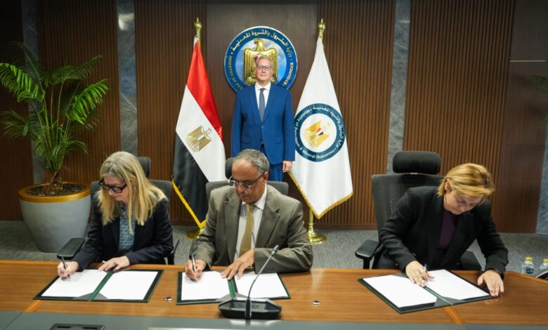 وزير البترول  يشهد توقيع اتفاقية جديدة للتوسع في البحث والإنتاج بمنطقة بدرالدين