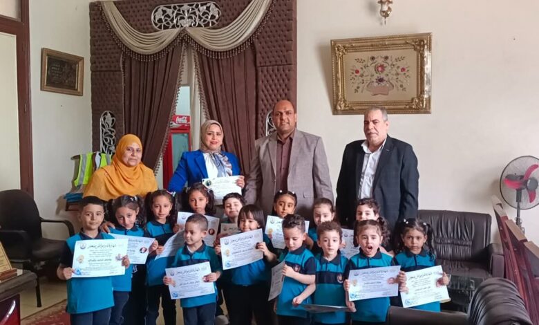 رئيس مدينة دسوق دسوق يكرم اطفال حضانة بداية