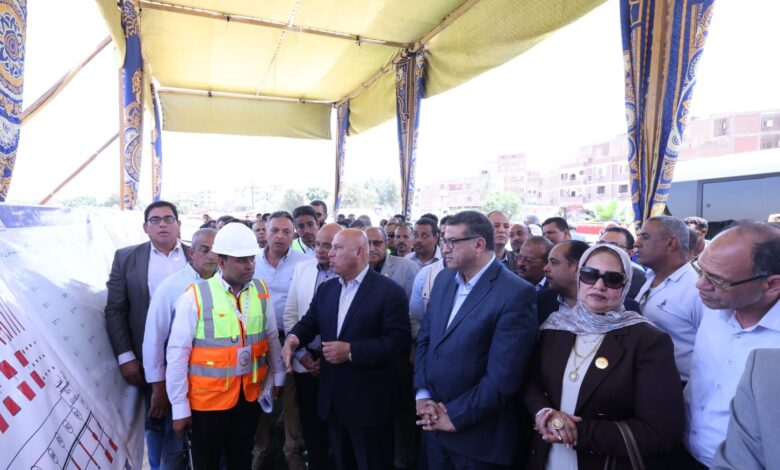 وزير النقل يشهد التشغيل التجريبي لكوبرى مزلقان أبو شوشة بقناوفتحه أمام حركة المرور