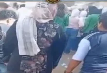 الأجهزة الأمنية:القبض على أم قيدت نجلها بسلسلة حديدية أثناء ذهابه للمدرسة