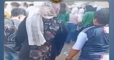 الأجهزة الأمنية:القبض على أم قيدت نجلها بسلسلة حديدية أثناء ذهابه للمدرسة
