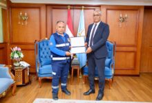 محافظ كفرالشيخ يكرم طاقم إسعاف أعاد شيكًا بمليون ومبلغ مالي قدره 11 ألفًا و250 جنيهًا