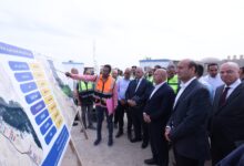 وزير النقل يتفقد مواقع العمل بمشروع تطوير طريق الصعيد الصحراوي الغربي بطول 1226 كم