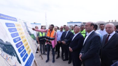 وزير النقل يتفقد مواقع العمل بمشروع تطوير طريق الصعيد الصحراوي الغربي بطول 1226 كم