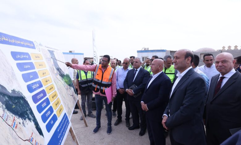 وزير النقل يتفقد مواقع العمل بمشروع تطوير طريق الصعيد الصحراوي الغربي بطول 1226 كم