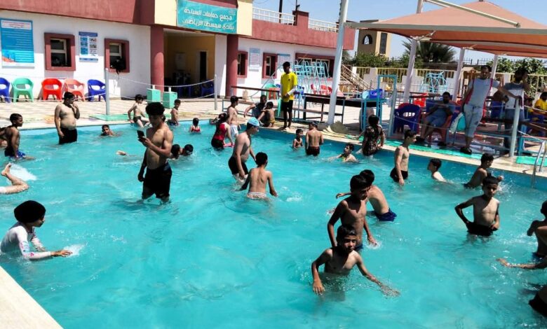 إقبال جماهيري على حمام سباحة مركز شباب الفشن في رابع أيام عيد الأضحى