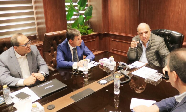 وزير الكهرباء يبحث مع شنايدر مبادرة تحسين كفاءة استخدام الطاقة في القطاع الصناعي