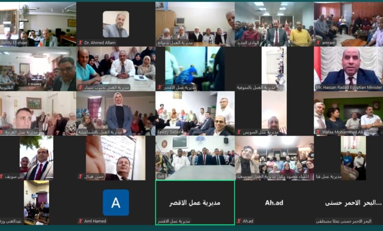 وزير العمل يَطْرُقُ أبواب قلوب العاملين بالديوان العام والمديريات بالتهنئة والتقدير