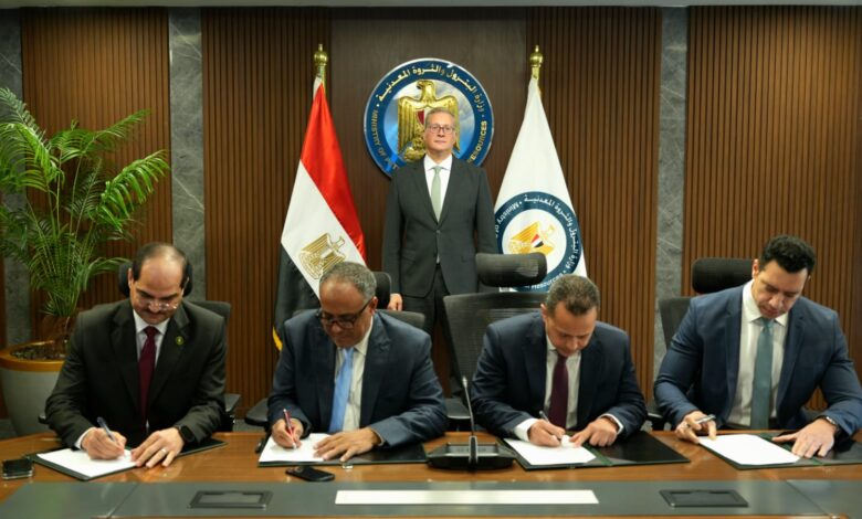 شهد المهندس كريم بدوي وزير البترول والثروة المعدنية، توقيع مذكرة أساسيات اتفاق بين الهيئة المصرية العامة للبترول، والشركة المصرية القابضة للغازات