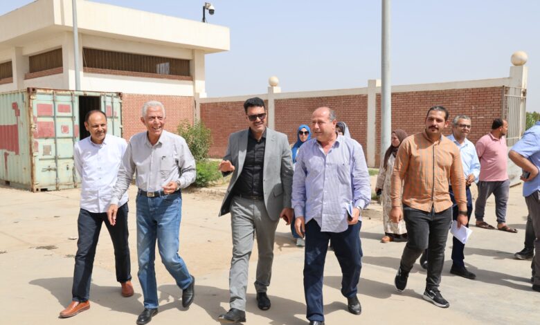 مستشار رئيس مجلس الوزراء للمشروعات القومية يتفقد محطة معالجة الصرف الصحي ببلتان بالقليوبية
