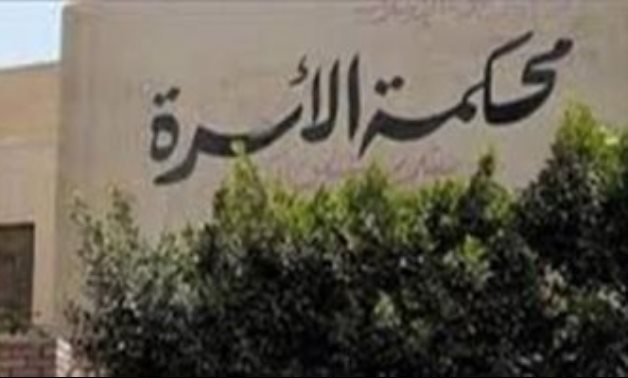 زوجة شابة تطلب الخلع بعد إكتشافها ان زوجها باع ملابسها