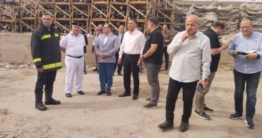 محافظ القليوبية ومدير الأمن يتابعان أعمال السيطرة عل حريق مخزن بطاريات وكاوتش بقليوب