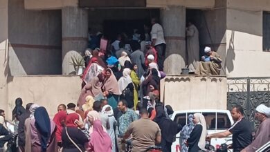 زحام ومشادات أمام مديرية تموين ببني سويف بسبب وقف بطاقات التموين بدون اسباب