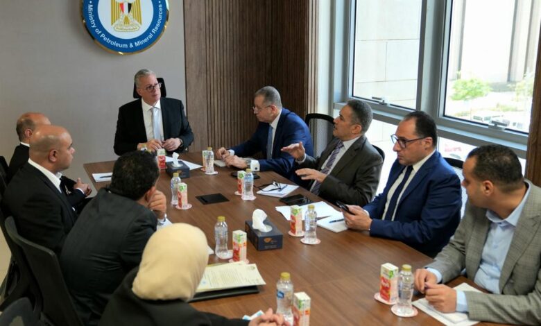 وزير البترول والثروة المعدنية يناقش مع نواب البرلمان مطالب واحتياجات المواطنين