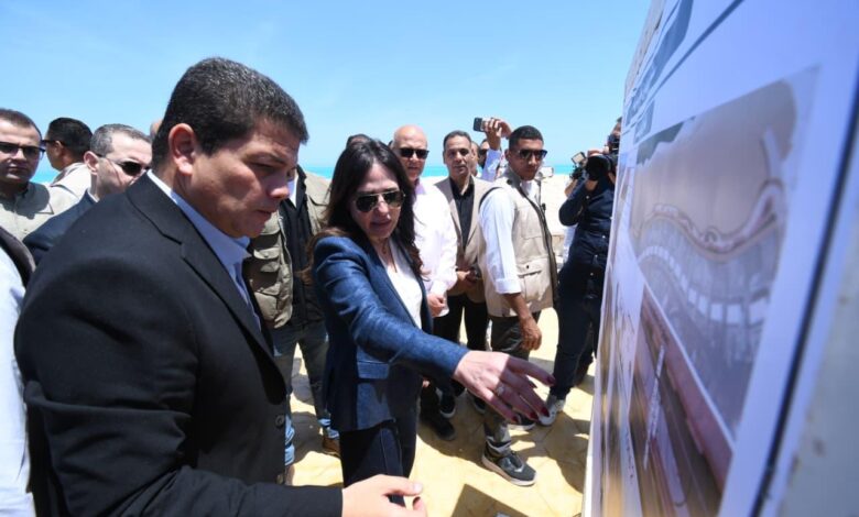 وزيرة الإسكان تتفقد بوغاز منطقة 24 والممشى السياحي الرابط من مارينا (5) إلى مارينا (7)