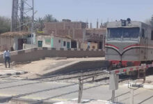 بيان لوزارة النقل حول اقتحام سيارة مزلقان ميت حلفا وهو مغلق
