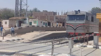 بيان لوزارة النقل حول اقتحام سيارة مزلقان ميت حلفا وهو مغلق