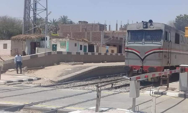 بيان لوزارة النقل حول اقتحام سيارة مزلقان ميت حلفا وهو مغلق