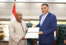محافظ القليوبية يُكرم عامل التشغيل محمد عبد العزيز محمد لشجاعته في احتواء تسريب محدود لغاز الكلور