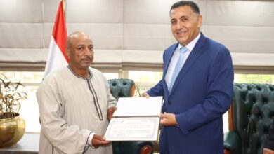 محافظ القليوبية يُكرم عامل التشغيل محمد عبد العزيز محمد لشجاعته في احتواء تسريب محدود لغاز الكلور