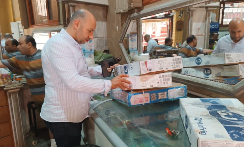 ضبط سلع ومواد غذائية منتهية الصلاحية وغير صالحة للاستهلاك الآدمي بفوه بكفرالشيخ