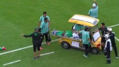 أغرب الحوادث الكروية هذا الموسم : العربة الطبية تدهس لاعبا خلال مباراة كرة قدم