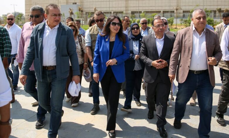 وزيرة الإسكان تقوم بجولة تفقدية موسعة بمشروع "حدائق تلال الفسطاط"
