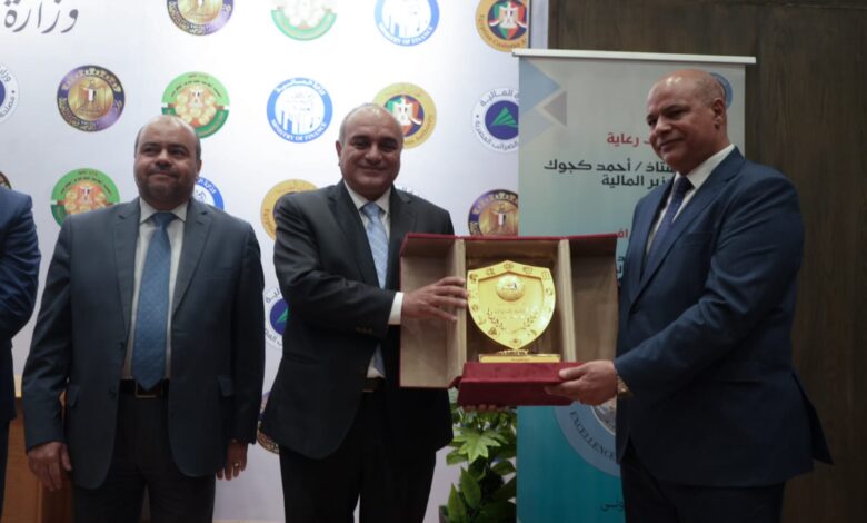 نائب وزير المالية فى احتفالية تسليم كأس التميز لقطاع الحسابات والمديريات المالية