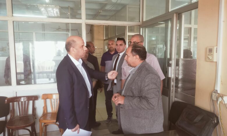 قام وزير العمل حسن رداد، بزيارة مفاجئة إلى منطقة عمل العاشر من رمضان التابعة لمديرية العمل بمحافظة الشرقية، والتي تضم مكتب عمل يقدم حزمة متكاملة