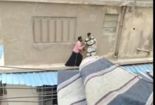 شاب مصري ينقاذ سيدة سودانية حاولت الانتحار بإلقاء نفسها من أعلى عمارة في عين شمس