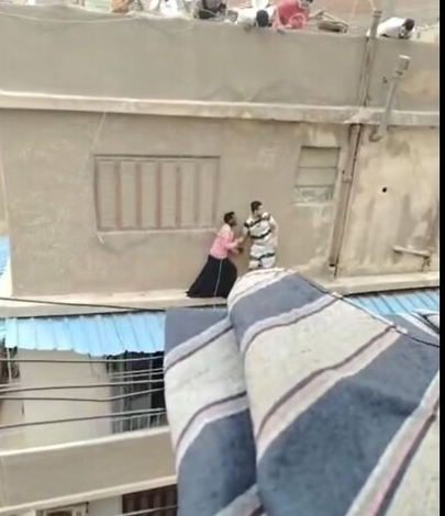 شاب مصري ينقاذ سيدة سودانية حاولت الانتحار بإلقاء نفسها من أعلى عمارة في عين شمس