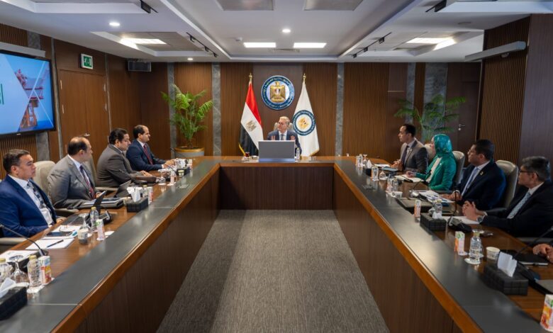 وزير البترول  يتابع مع قيادات شركة إيجاس سير العمل والتحديات الحالية