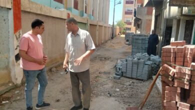 محافظ كفرالشيخ يتابع أعمال تركيب بلاط الإنترلوك بمجمع المدارس بقلين
